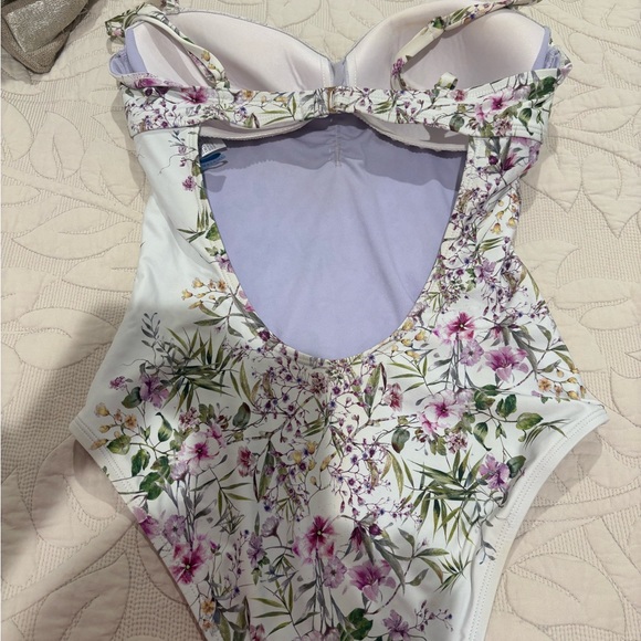 Floral Print swimsuit with matching tie sarong skirt coverup - Picture 6 of 7